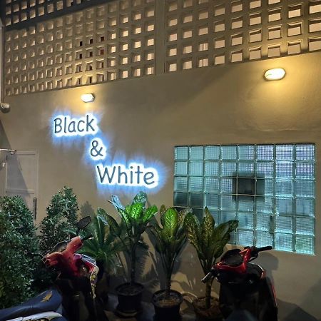 Mr Black & Ms White -Self Check In Accommodation Bangkok Buitenkant foto