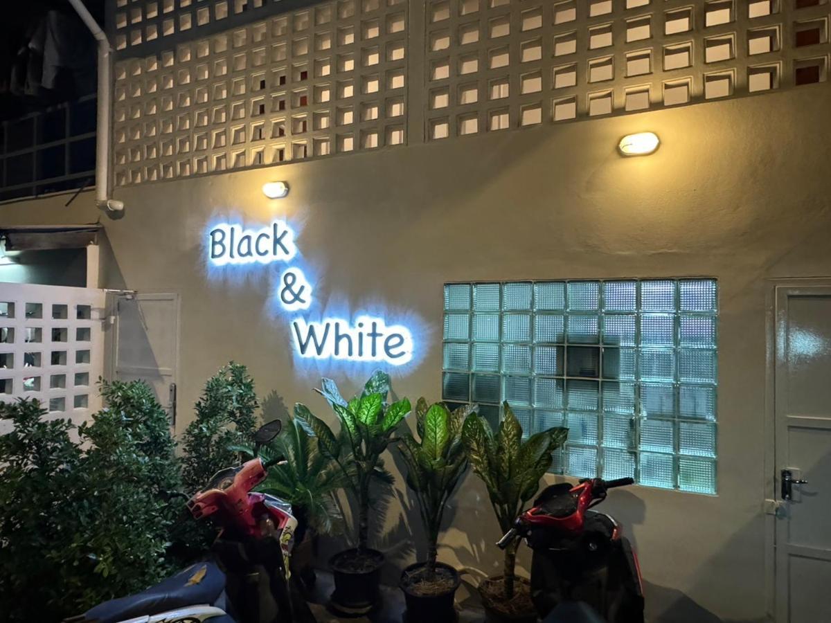 Mr Black & Ms White -Self Check In Accommodation Bangkok Buitenkant foto